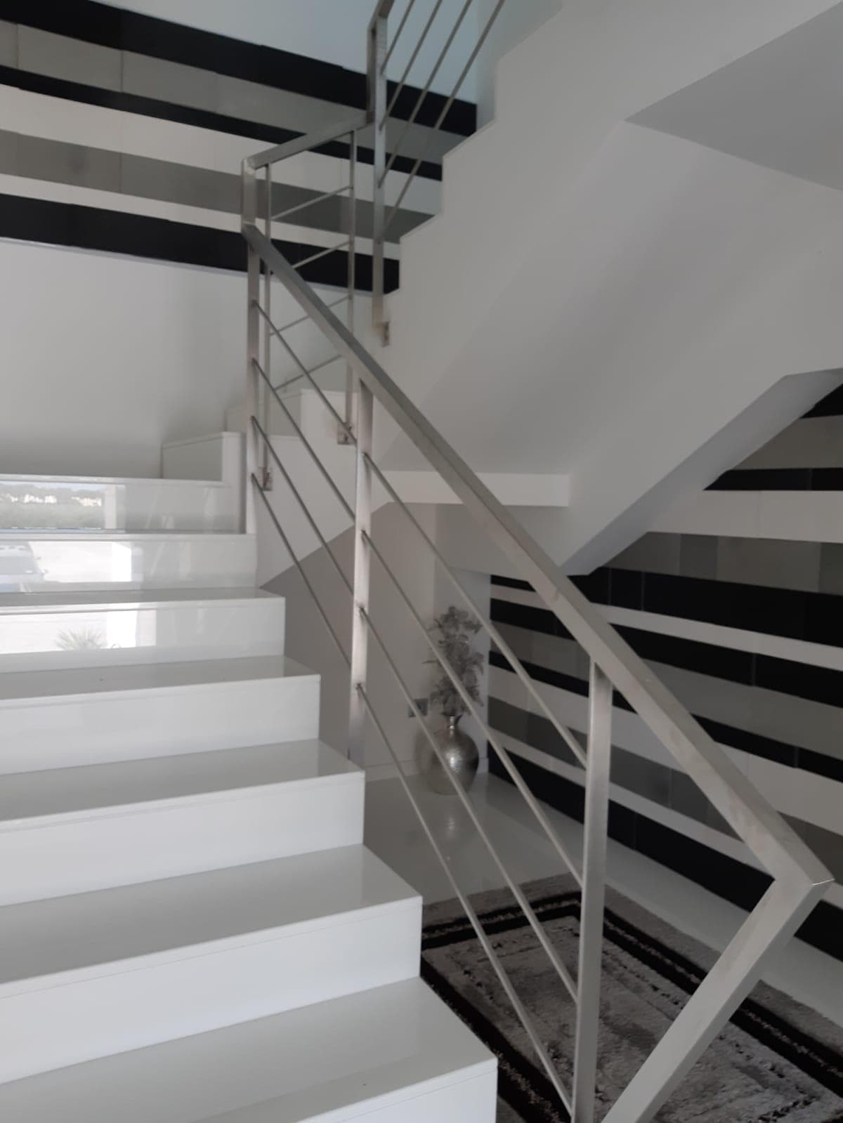 Scala interna in marmo bianco lucido