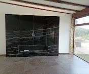 Parete rivestita in marmo nero per ambiente living