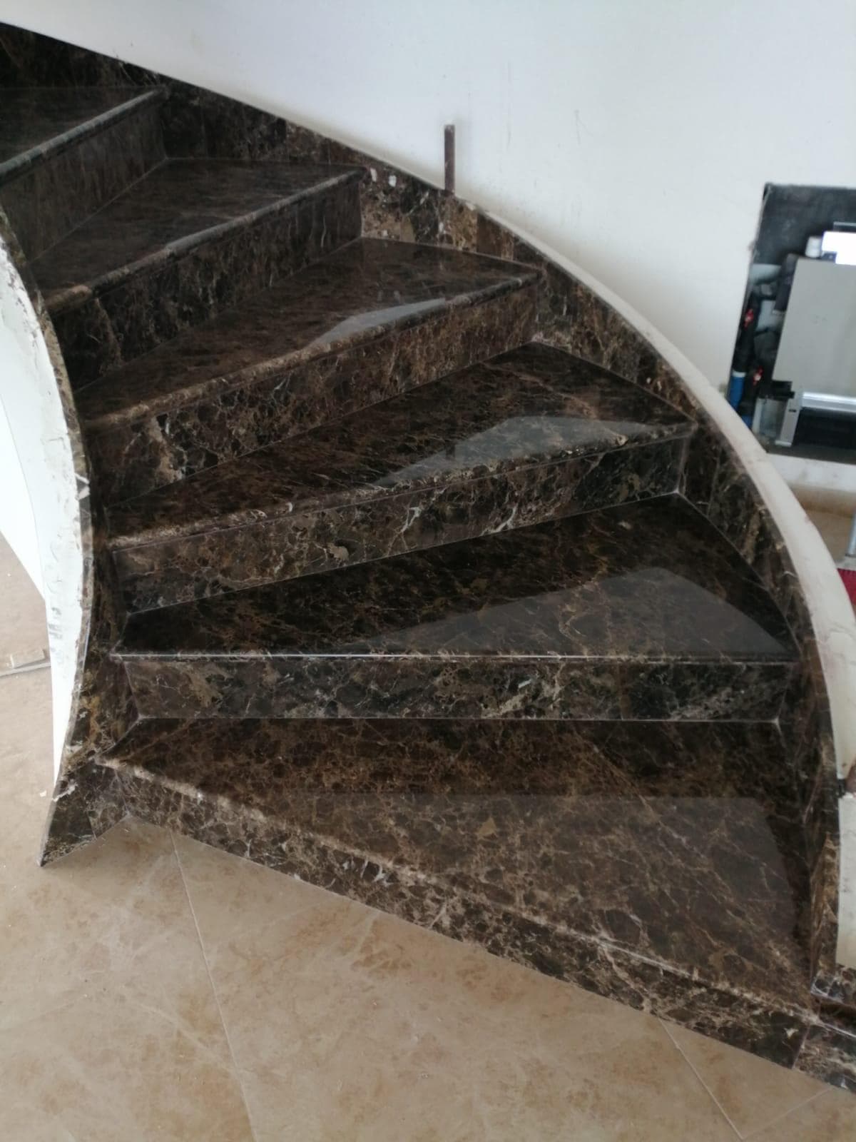 Scala curva in marmo Emperador