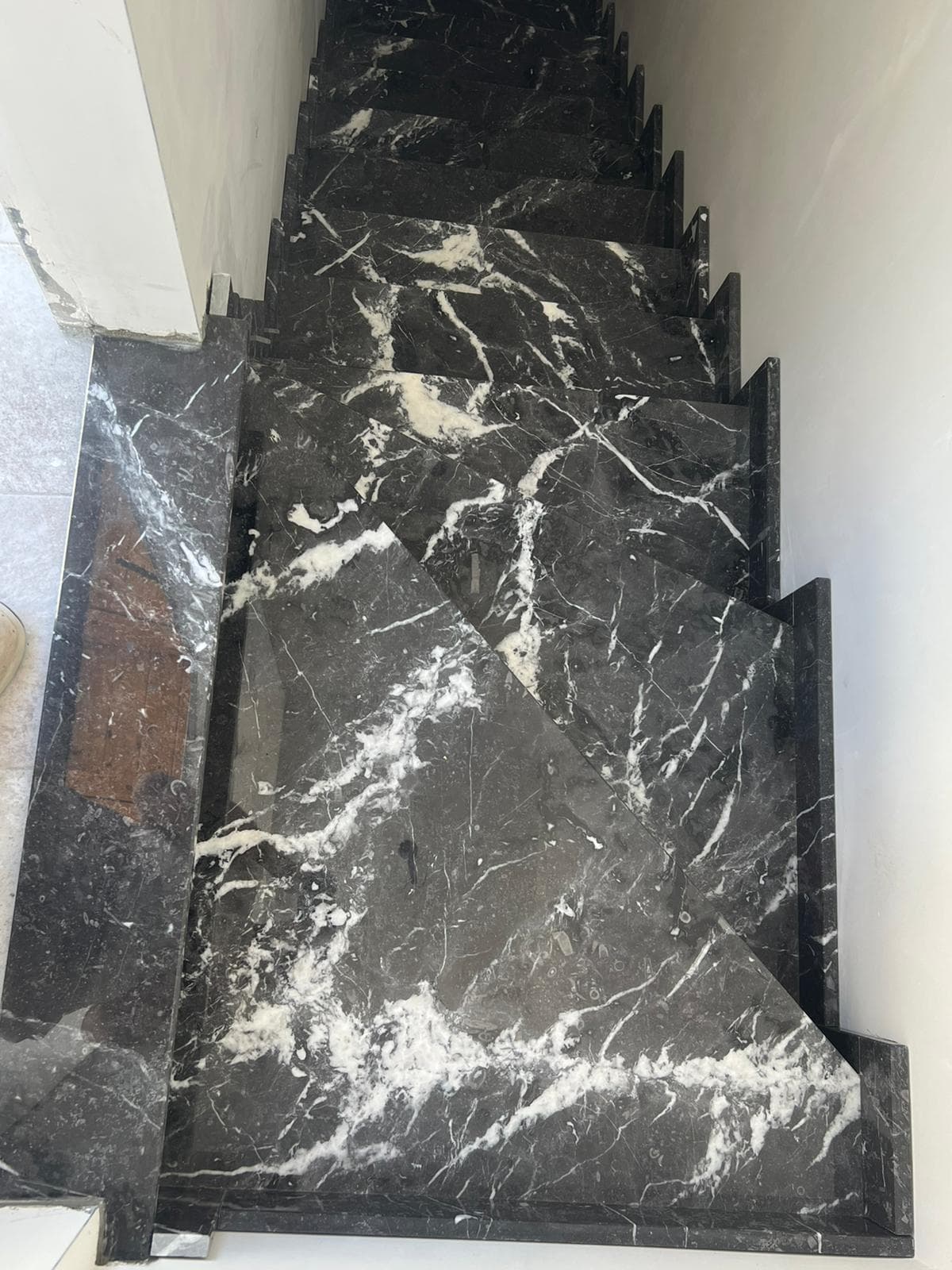 Scala in marmo nero venato