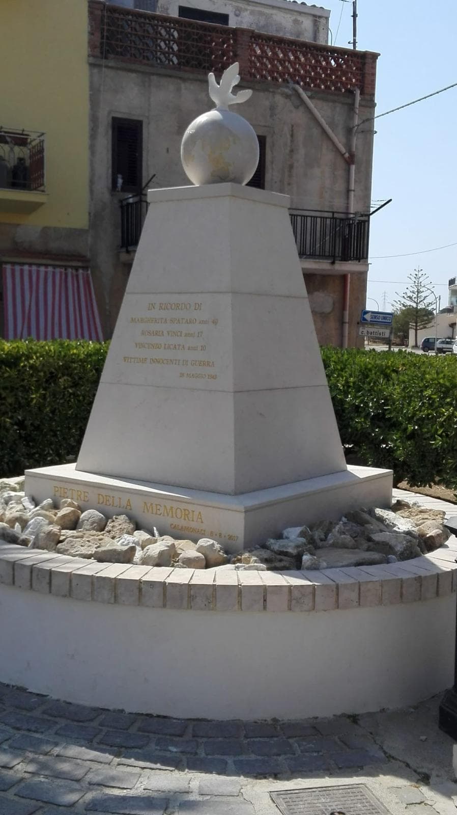Monumento commemorativo in marmo installato in piazza