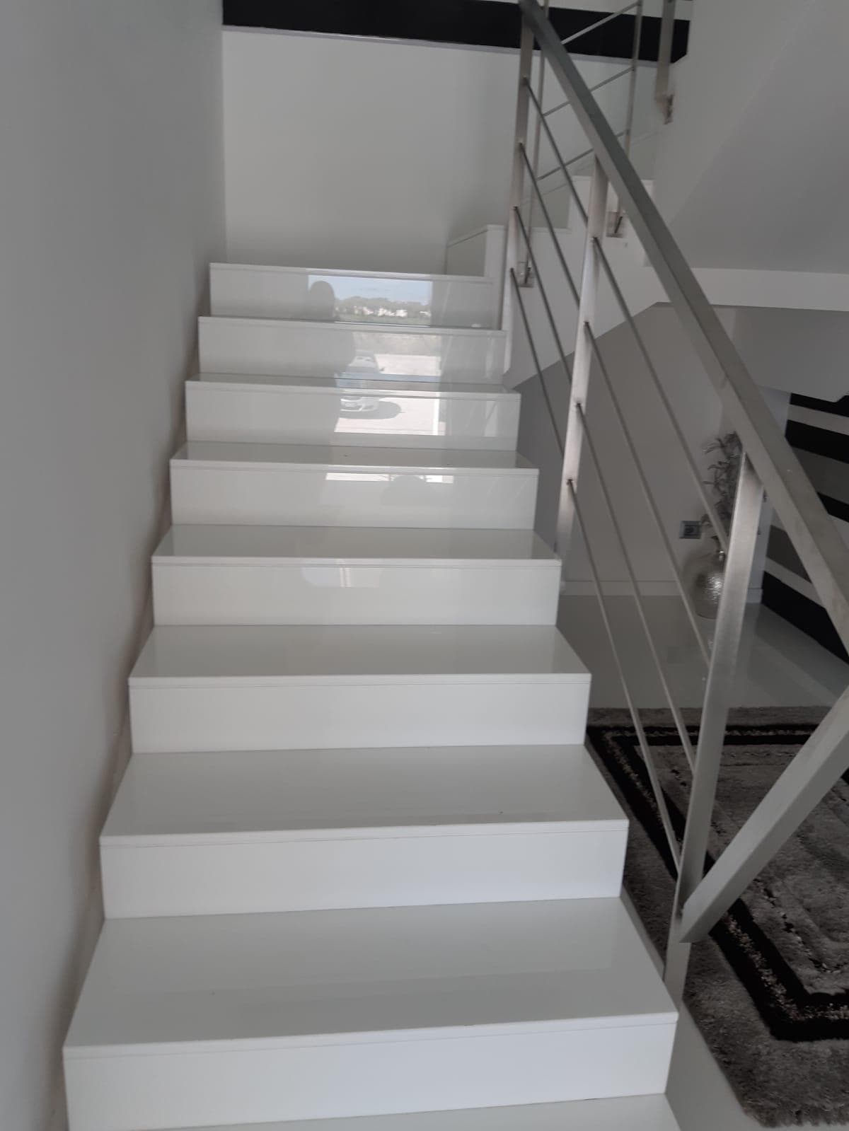 Scala in marmo bianco con corrimano in acciaio