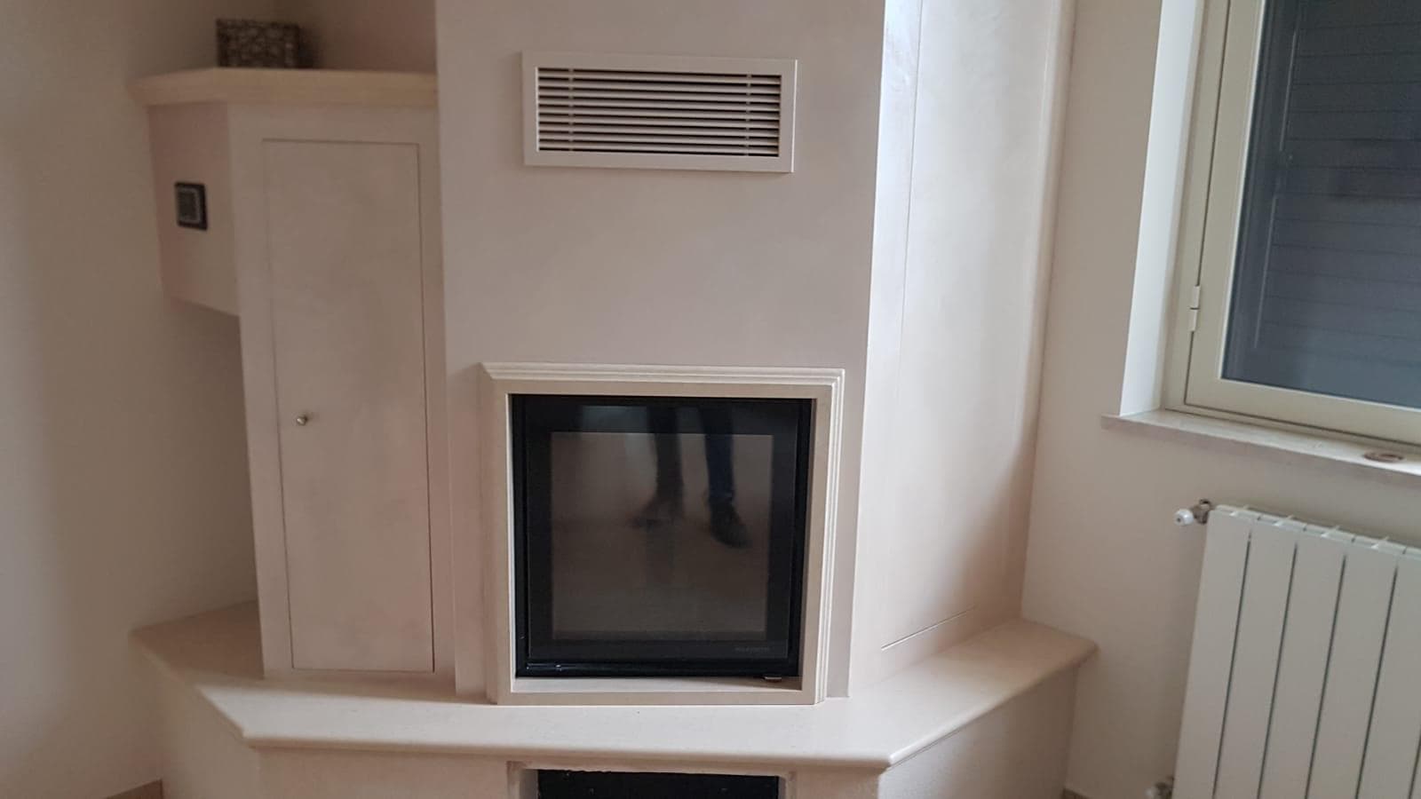 Caminetto in marmo installato con focolare