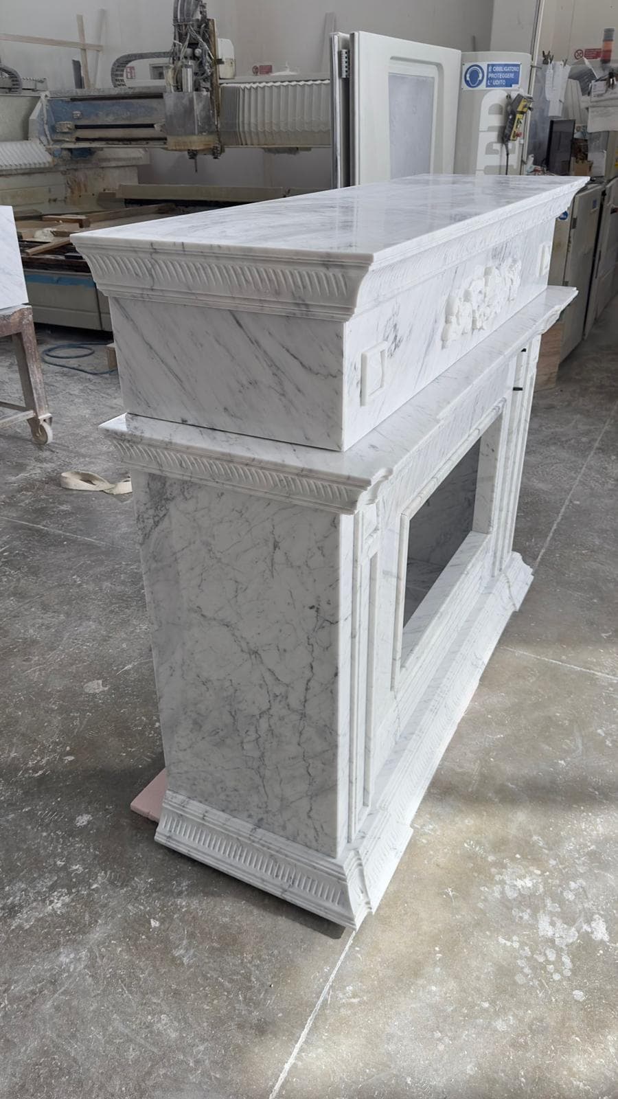 Caminetto in marmo bianco di Carrara in lavorazione