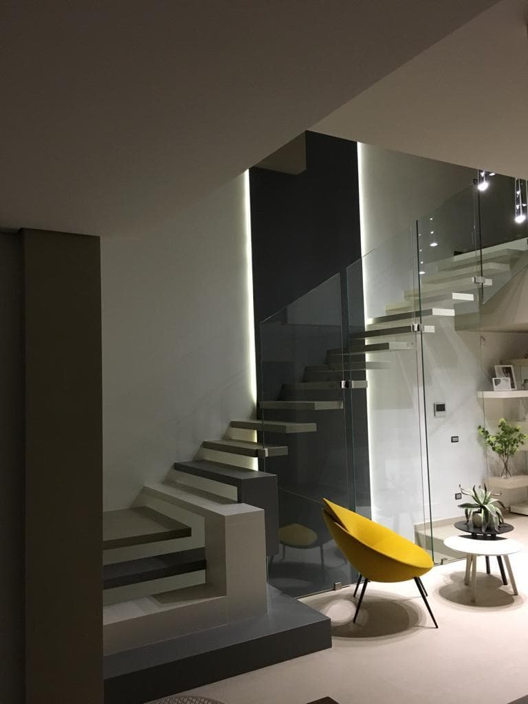 Scala a sbalzo con parapetto in vetro