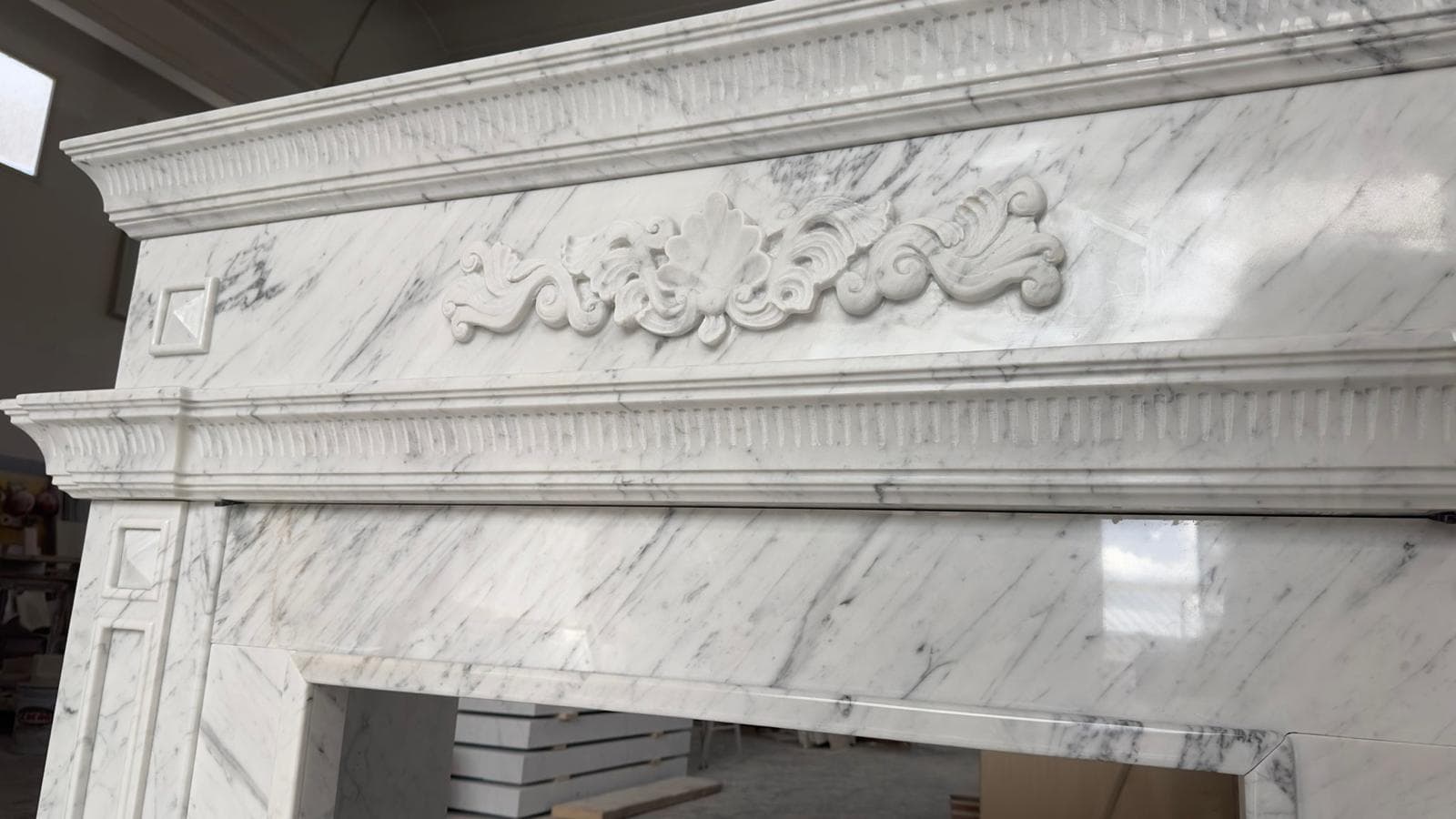 Dettaglio dell'intaglio decorativo di un caminetto in marmo