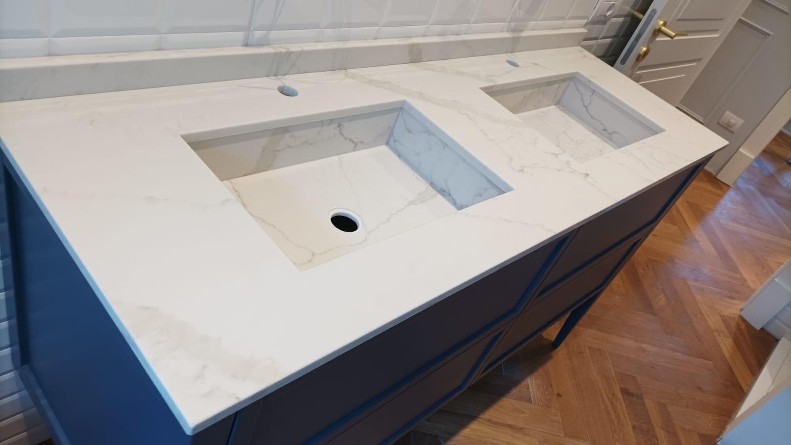 Doppio lavabo ricavato nel top in marmo Calacatta