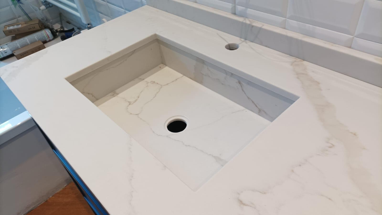 Lavabo monolitico in marmo bianco