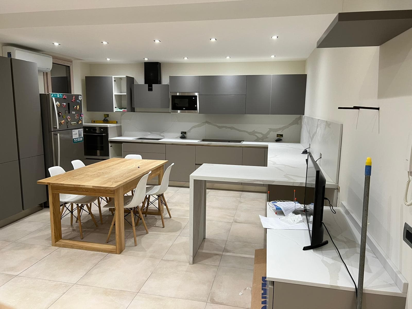 Cucina con top e rivestimento in marmo
