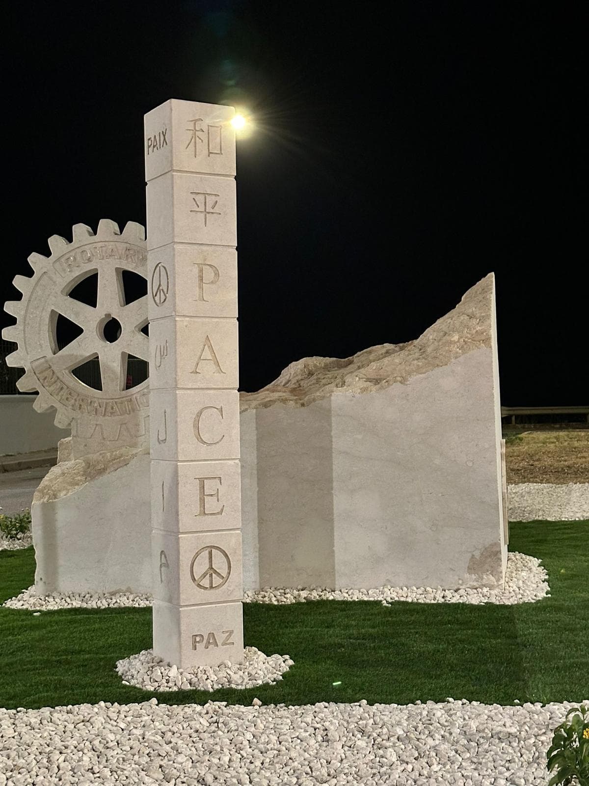 Monumento alla Pace per il Rotary International, scolpito in marmo