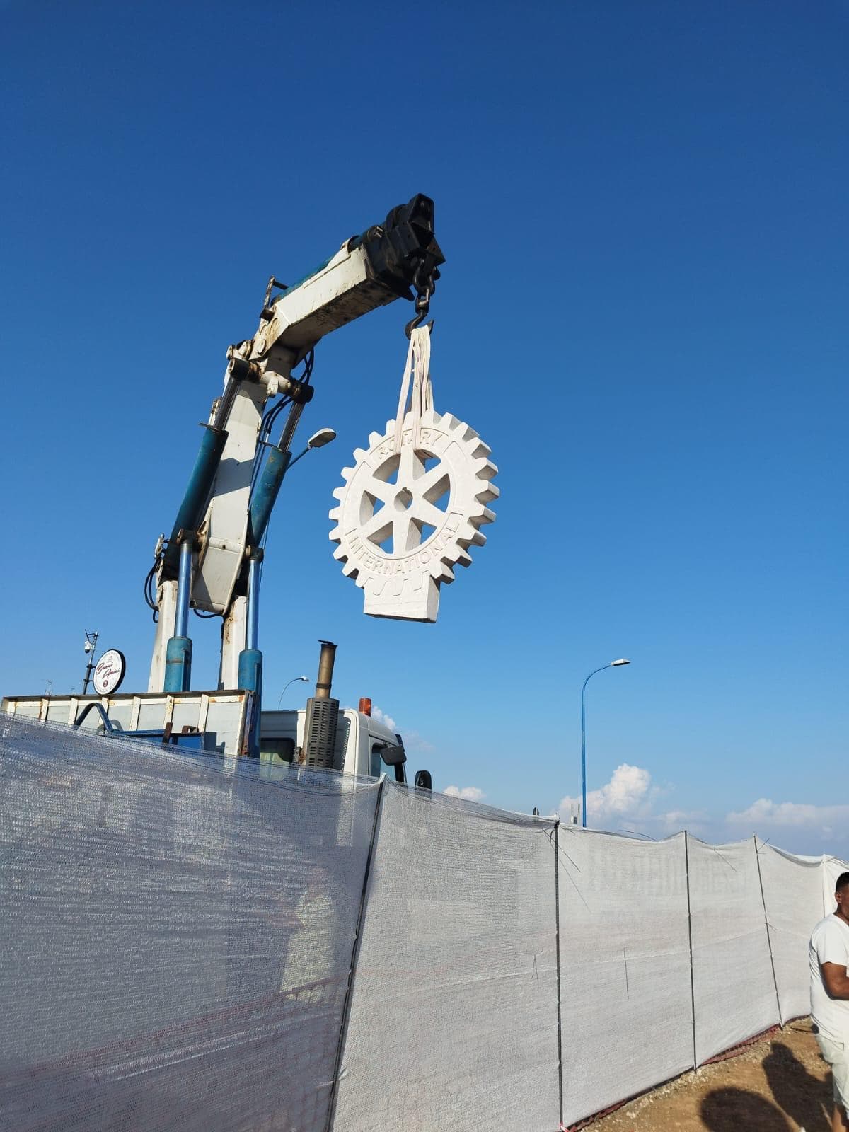 Installazione dell'emblema Rotary scolpito in marmo