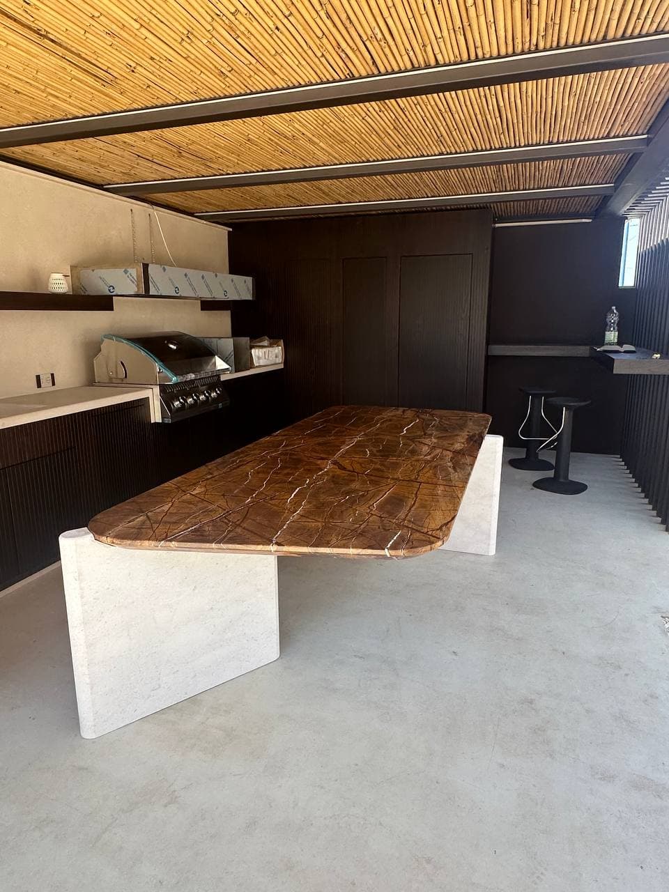 Cucina esterna con tavolo su misura in marmo Forest Brown