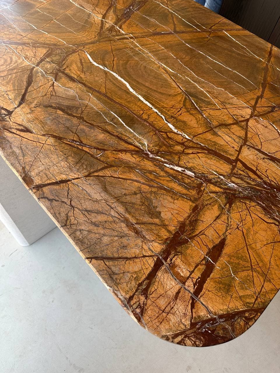 Dettaglio delle venature dendritiche del marmo Forest Brown lucidato