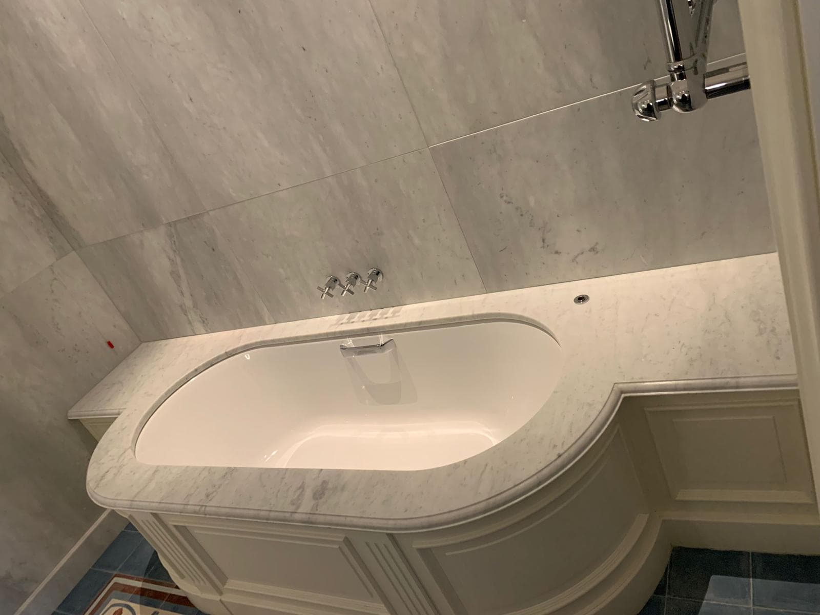 Vasca da bagno con rivestimento in marmo bianco